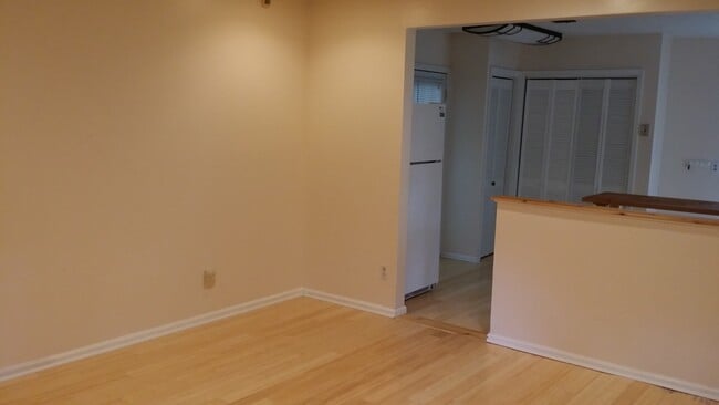 Building Photo - Available Mid August- 3bd, 2ba home with C...