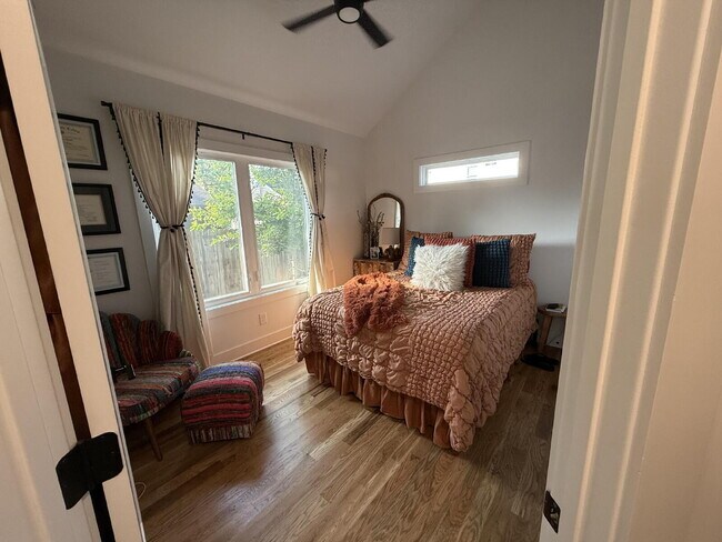 Building Photo - Secluced 800 Sq Ft 1-Bed Gem in Nashville’...