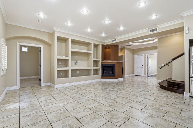 Building Photo - 4 bed 3.5 corner 2 story home
