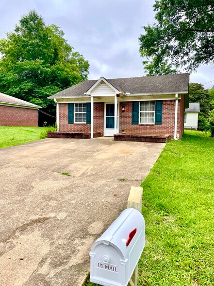 Primary Photo - 400 Dobbins St