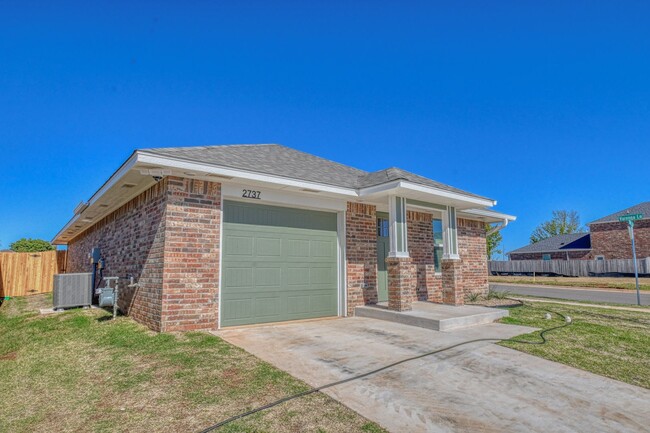 Building Photo - New Construction in Varenna Landing! Storm...