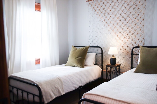 Building Photo - 419 E 3rd St