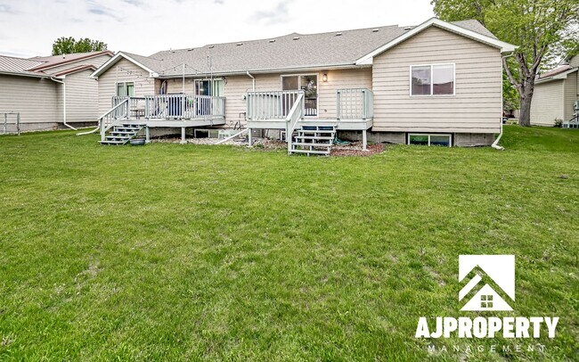 Building Photo - 4 Bedroom 2 bathroom near Memorial middle ...