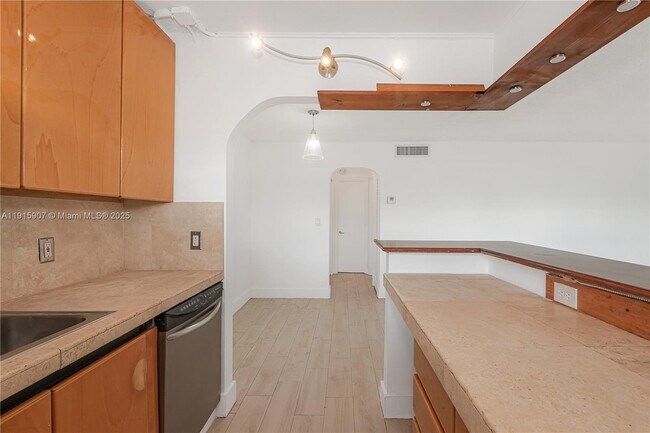 Primary Photo - 631 Jefferson Ave