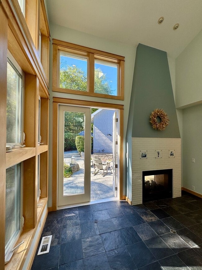 Building Photo - This gorgeous Bainbridge home is available with flexible lease terms starting July 10th