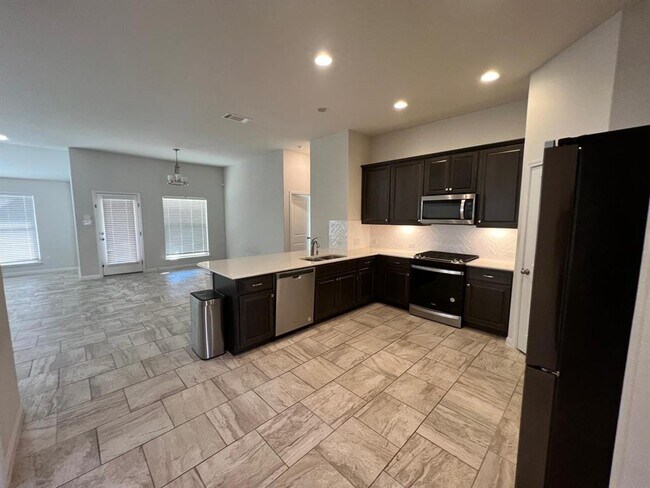 Building Photo - 528 Elm Green St