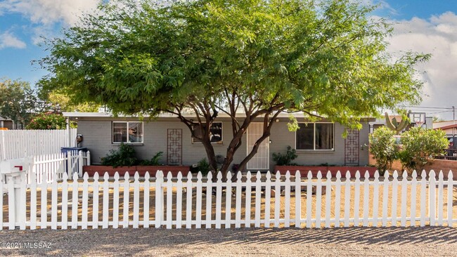 Building Photo - Central 3 Bedroom 2 Bath Home