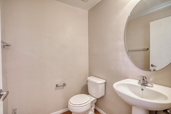 Building Photo - Lovely 3 Bedroom House! Coming Soon!