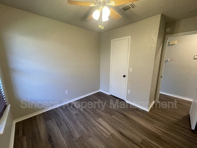Building Photo - 2121 Lonnie Ln