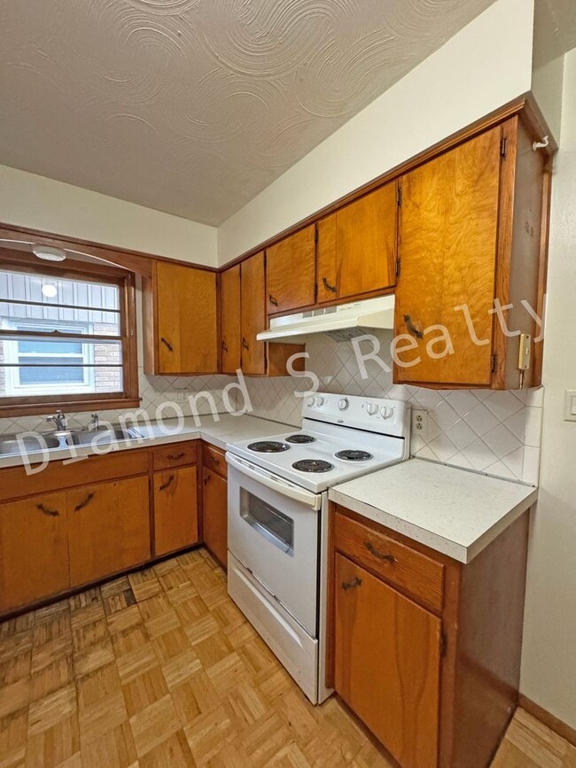 Building Photo - Great Location - 3 Bedroom/1 Bath Home for...