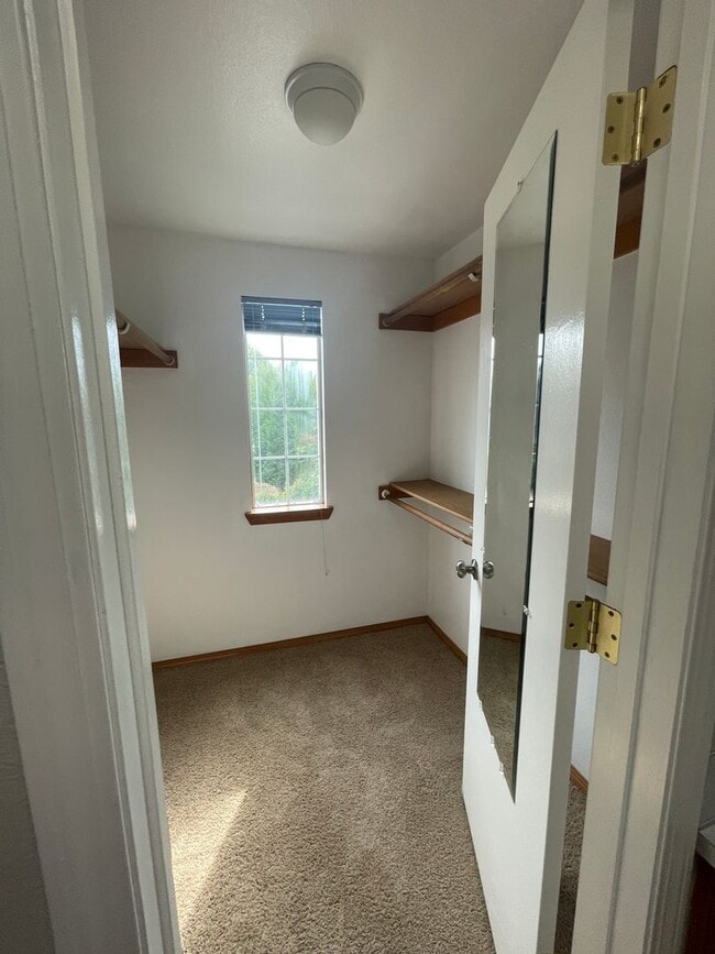 Building Photo - Great Bethany location 3 bedroom 2 bath