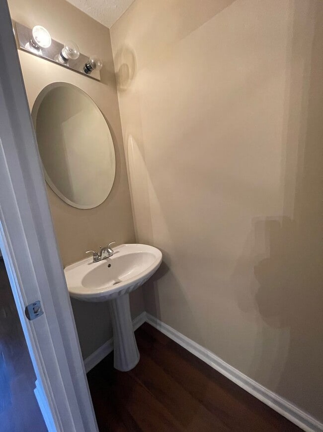 Building Photo - Fresh Renovation, 3 Bedroom Townhouse