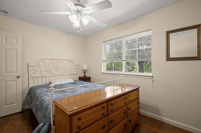 Building Photo - 1713 Deerfield Dr