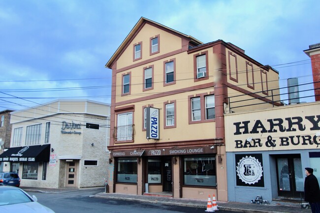 Building Photo - 151 Acorn St