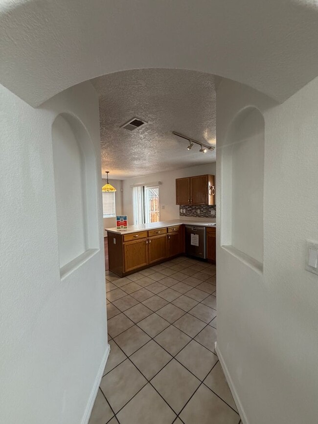 Building Photo - 3 Bedroom Home Near Unser Blvd NW & McMahon Blvd NW!