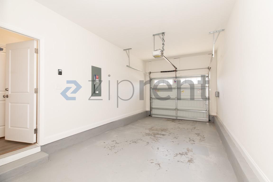 Building Photo - Unit