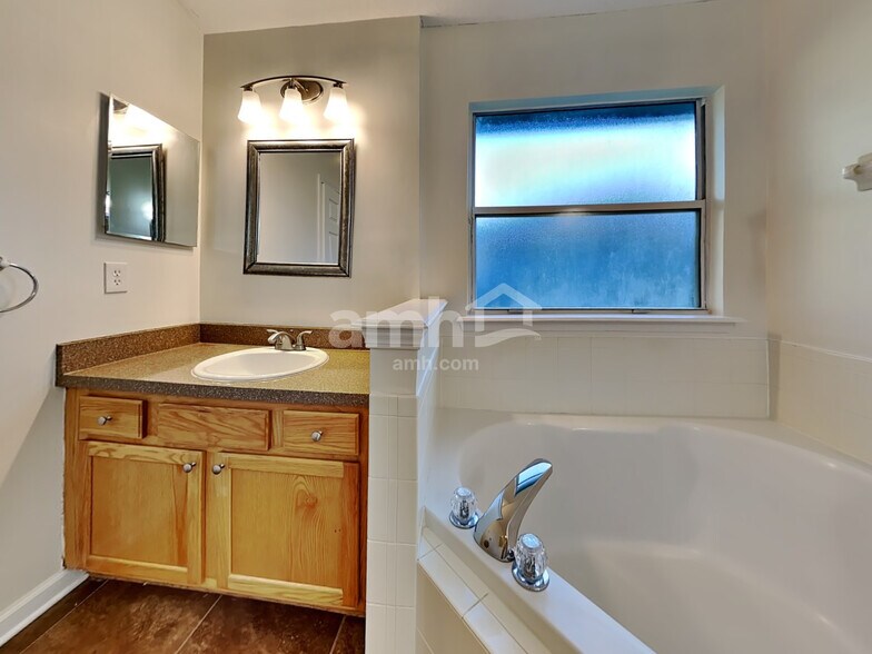 Building Photo - 14136 Fish Eagle Dr E