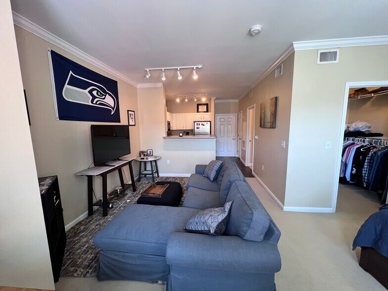 Building Photo - 1000 Providence Plz