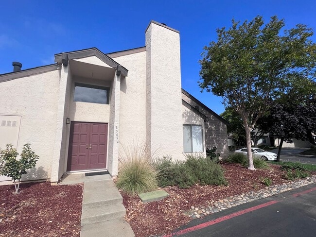 Primary Photo - Large 3BR/2BA Townhouse, 2 Car Garage, Was...