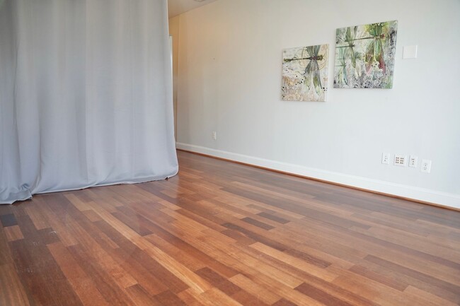 Building Photo - Lovely Studio Condo in Capitol Hill!