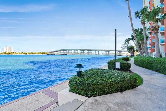 Building Photo - 2640 Lake Shore Dr