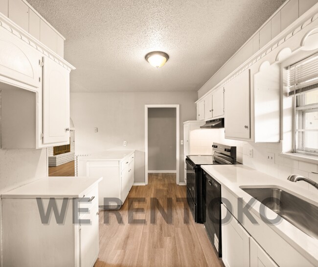 Building Photo - 1400 Woodland Way