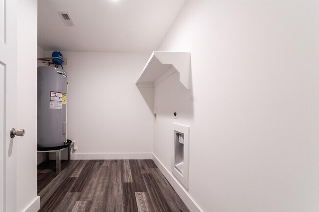 Building Photo - 1003 Magnificent Way