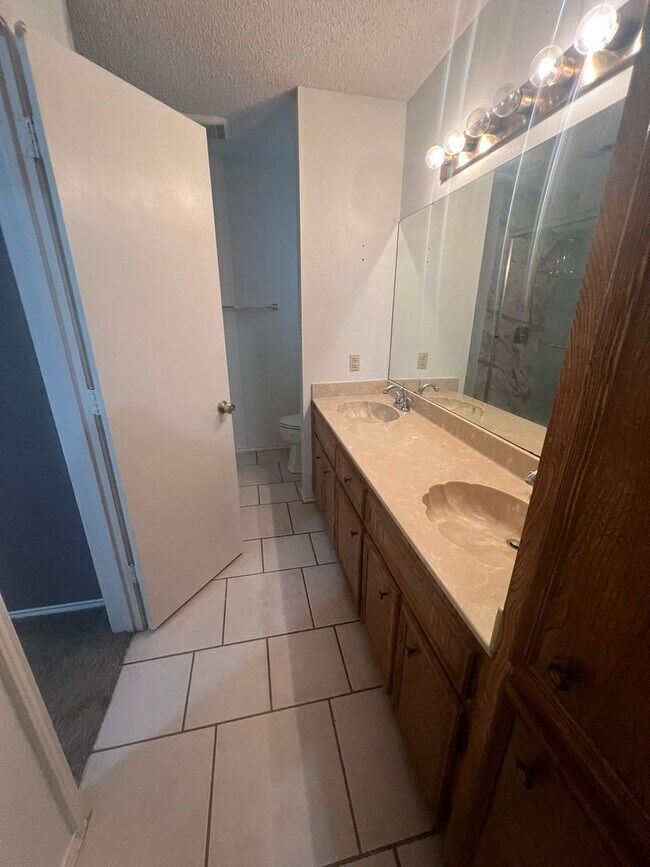 Building Photo - Very Nice 3 Bedroom