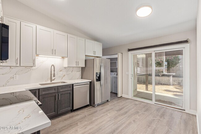 Building Photo - 502 E Sequoia Dr