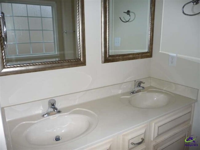 Building Photo - 113 Cedarland Dr