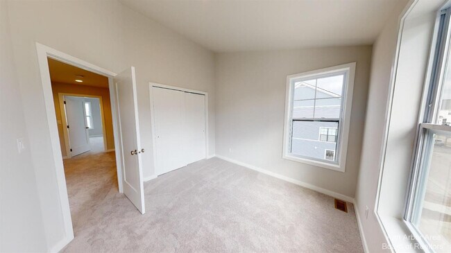 Building Photo - 2877 Rayfield Ave