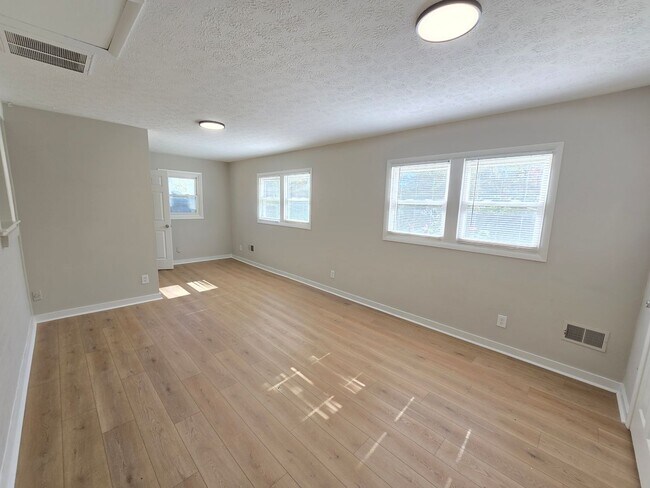 Building Photo - Newly Renovated 3 Bedroom Home – Modern Co...