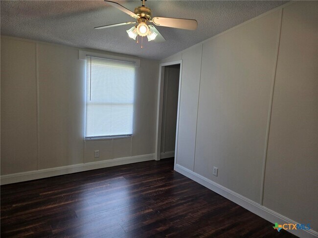 Building Photo - 566 Gateway Cir