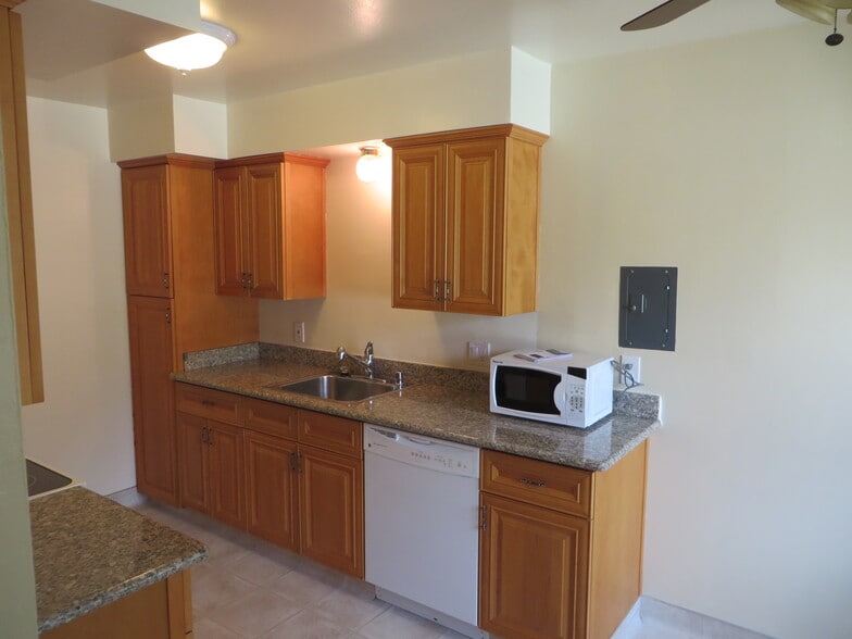Kitchen - 433 Vasquez Ct