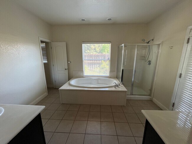 Building Photo - Beautiful Home for rent in Visalia, Ca