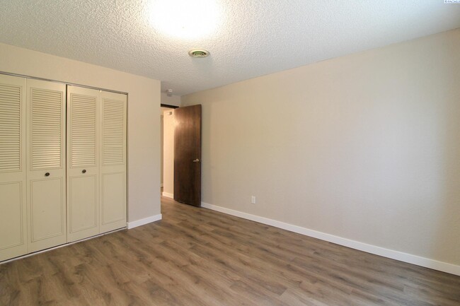 Building Photo - 2 Bed/1 Bath Apartment in Richland 4-Plex