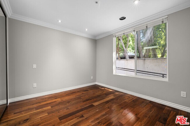 Building Photo - 632 Kings Rd