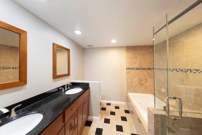 Building Photo - 4 bed, 2.5 bath Townhome Close to Community Pool!