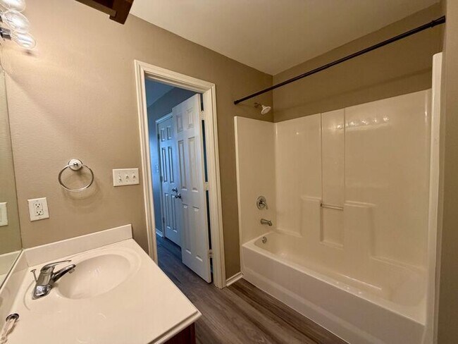 Building Photo - 2 Bedroom, 2 Bathroom Duplex!