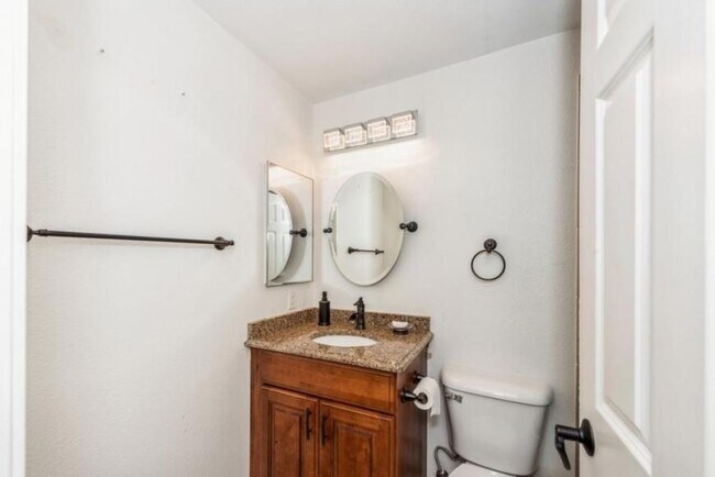Building Photo - 2 bedroom in Shoreline WA 98133