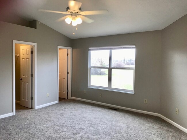 Building Photo - 4 Bedroom 2.5 Bathroom Two Story Brick Front Home in Pike Township!