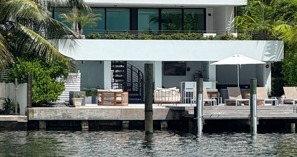 Building Photo - 1930 Bay Dr