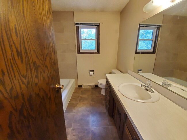 Building Photo - 3 bed 2.5 bath townhouse