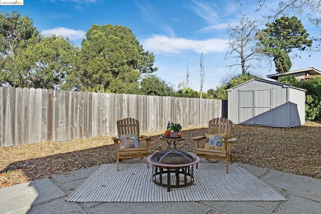 Building Photo - 2559 Rebecca Dr
