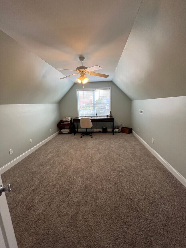 Building Photo - 642 Hillside Dr