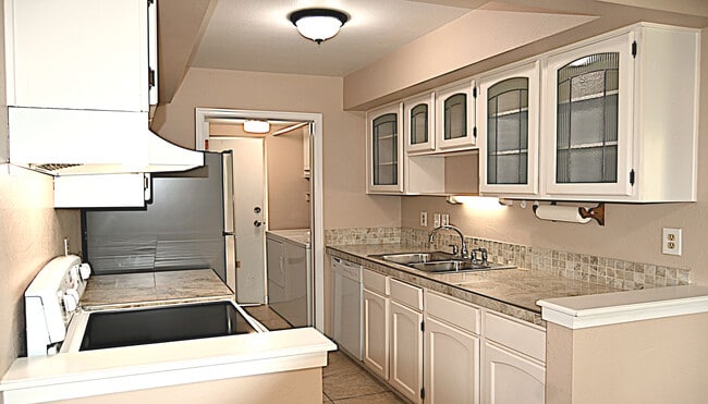 Building Photo - 4150 Monroe Dr