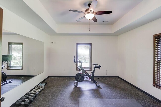 Building Photo - 2870 Roanoke Rd