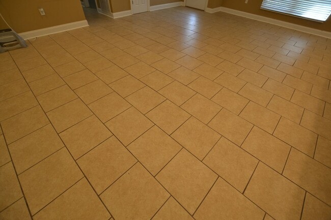 Building Photo - Must See!  Beautifully remodeled 3 bedroom, 2 bath home in Park Forest - Oakcrest Subdv