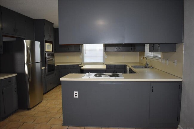 Building Photo - 3001 Sutton Dr