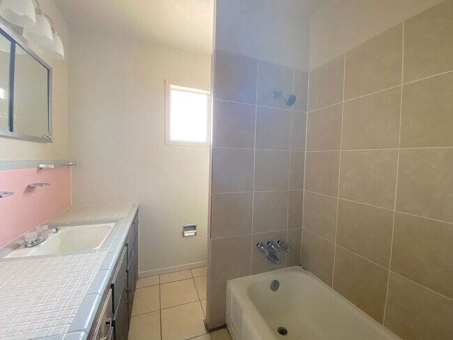 Building Photo - Northeast El Paso 4bed/2bath